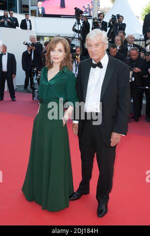 Isabelle Huppert e il regista Paul Verhoeven arrivano sul tappeto rosso della proiezione 'Elle' tenutasi al Palais des Festivals a Cannes, in Francia, il 21 maggio 2016 nell'ambito del 69° Festival del Cinema di Cannes. Foto di Nicolas Genin/ABACAPRESS.COM Foto Stock