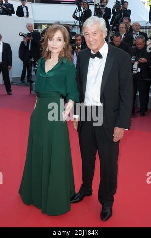 Isabelle Huppert e il regista Paul Verhoeven arrivano sul tappeto rosso della proiezione 'Elle' tenutasi al Palais des Festivals a Cannes, in Francia, il 21 maggio 2016 nell'ambito del 69° Festival del Cinema di Cannes. Foto di Nicolas Genin/ABACAPRESS.COM Foto Stock