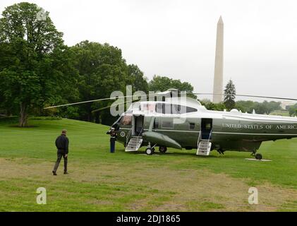 Il presidente degli Stati Uniti Barack Obama cammina verso l'elicottero Marine One mentre parte dalla Casa Bianca per il suo viaggio di una settimana in Giappone e Vietnam, 21 maggio 2016, a Washington, DC, USA. Obama sarà il primo USPresident a visitare Hiroshima, in Giappone, e visiterà anche Hanoi. Foto di Mike Theiler/Pool/ABACAPRESS.COM Foto Stock