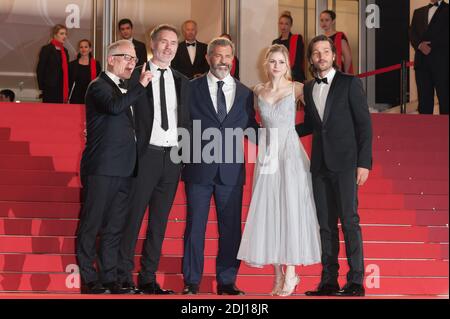 Il regista Jean-Francois Richet, Erin Moriarty, Mel Gibson e Diego Luna arrivano sul tappeto rosso della proiezione del "Padre del sangue" tenutasi al Palais des Festivals a Cannes, in Francia, il 21 maggio 2016, nell'ambito del 69° Festival del Cinema di Cannes. Foto di Nicolas Genin/ABACAPRESS.COM Foto Stock