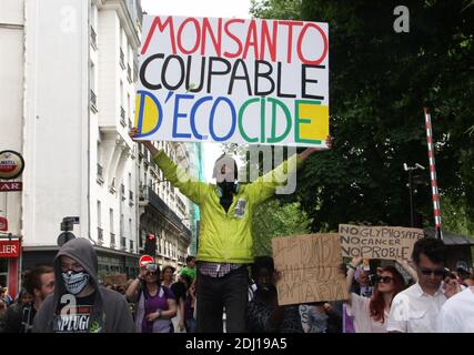 La gente dimostra contro la multinazionale americana di biotecnologia agrochimica e agricola Monsanto nel tentativo di promuovere la consapevolezza globale sulla questione degli organismi geneticamente modificati (OGM) e degli erbicidi legati al cancro nell'approvvigionamento alimentare, a Parigi, in Francia, il 21 maggio 2016. Foto di Somer/ ABACAPRESS.COM Foto Stock