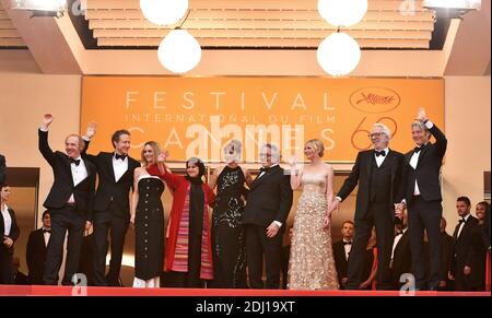 I membri della giuria Arnaud Desplechin, Laszlo Nemes, Vanessa Paradis, Katayoon Shahabi, George Miller, Valeria Golino, Kirsten Dunst, Donald Sutherland e Mads Mikkelsen partecipano alla cerimonia di chiusura del 69° Festival di Cannes il 22 maggio 2016. Foto di Lionel Hahn/ABACAPRESS.COM Foto Stock