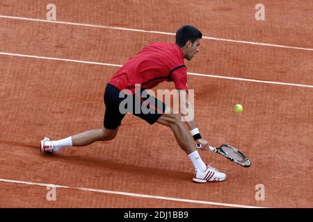 La Serbia Novak Djokovic ha suonato il primo round del BNP Paribas tennis French Open 2016 allo stadio Roland-Garros, Parigi, Francia, il 24 maggio 2016. Foto di Henri Szwarc/ABACAPRESS.COM Foto Stock