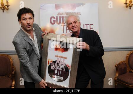 Jean-Pierre Danel et Jacques Jakubowicz aka Jacky a l’hotel Balzac a Parigi, Francia, le 25 mai 2016. Jean-Pierre Danel a recu un disque de platine pour son album Guitare Tribute. Foto Alain Apaydin/ABACAPRESS.COM Foto Stock