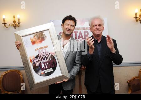 Jean-Pierre Danel et Jacques Jakubowicz aka Jacky a l’hotel Balzac a Parigi, Francia, le 25 mai 2016. Jean-Pierre Danel a recu un disque de platine pour son album Guitare Tribute. Foto Alain Apaydin/ABACAPRESS.COM Foto Stock