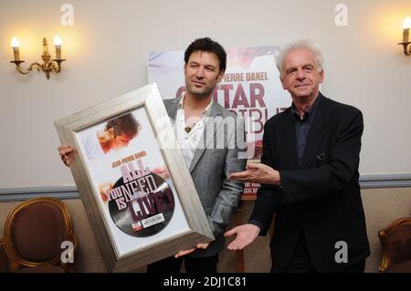 Jean-Pierre Danel et Jacques Jakubowicz aka Jacky a l’hotel Balzac a Parigi, Francia, le 25 mai 2016. Jean-Pierre Danel a recu un disque de platine pour son album Guitare Tribute. Foto Alain Apaydin/ABACAPRESS.COM Foto Stock