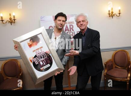 Jean-Pierre Danel et Jacques Jakubowicz aka Jacky a l’hotel Balzac a Parigi, Francia, le 25 mai 2016. Jean-Pierre Danel a recu un disque de platine pour son album Guitare Tribute. Foto Alain Apaydin/ABACAPRESS.COM Foto Stock