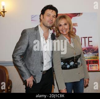 Jean-Pierre Danel, Fabienne Amiach a l’hotel Balzac a Parigi, Francia, le 25 mai 2016. Jean-Pierre Danel a recu un disque de platine pour son album Guitare Tribute. Foto Alain Apaydin/ABACAPRESS.COM Foto Stock