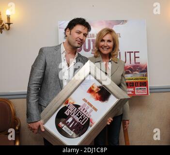 Jean-Pierre Danel, Fabienne Amiach a l’hotel Balzac a Parigi, Francia, le 25 mai 2016. Jean-Pierre Danel a recu un disque de platine pour son album Guitare Tribute. Foto Alain Apaydin/ABACAPRESS.COM Foto Stock