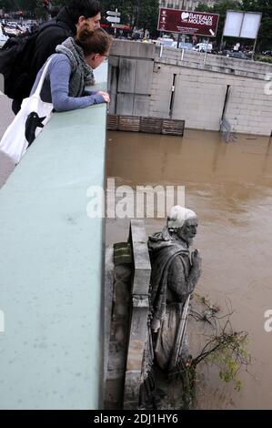 L'acqua si innalza quando gli argini della Senna traboccano dopo tre giorni di forte pioggia il 1° giugno 2016 a Parigi, Francia. La Francia settentrionale sta attraversando un periodo di tempo umido che causa inondazioni in alcune parti della Francia, soprattutto a Parigi, dove l'Open francese ha subito ritardi nelle partite. Foto di Alain Apaydin/ABACAPRESS.COM Foto Stock