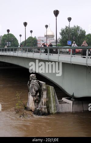 L'acqua si innalza quando gli argini della Senna traboccano dopo tre giorni di forte pioggia il 1° giugno 2016 a Parigi, Francia. La Francia settentrionale sta attraversando un periodo di tempo umido che causa inondazioni in alcune parti della Francia, soprattutto a Parigi, dove l'Open francese ha subito ritardi nelle partite. Foto di Alain Apaydin/ABACAPRESS.COM Foto Stock