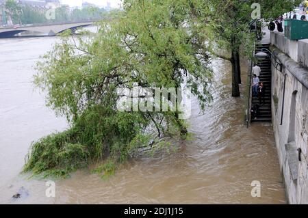 L'acqua si innalza quando gli argini della Senna traboccano dopo tre giorni di forte pioggia il 1° giugno 2016 a Parigi, Francia. La Francia settentrionale sta attraversando un periodo di tempo umido che causa inondazioni in alcune parti della Francia, soprattutto a Parigi, dove l'Open francese ha subito ritardi nelle partite. Foto di Alain Apaydin/ABACAPRESS.COM Foto Stock