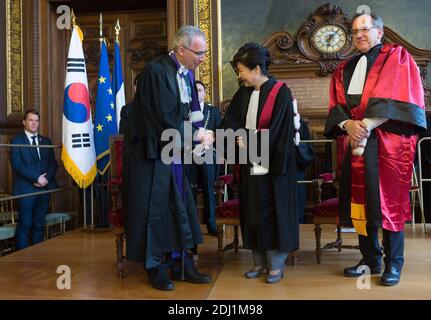 (L-R) il presidente dell'autorità educativa di Parigi Francois Weil, il presidente sudcoreano Park Geun-hye e il presidente dell'Università Pierre et Marie Curie Jean Chambaz durante una cerimonia di conferimento del dottorato Honoris causa al presidente Park, presso l'Università della Sorbona a Parigi, Francia, il 3 giugno 2016. Il Presidente Park è in visita ufficiale di Stato di quattro giorni in Francia. Foto di Jacques Witt/piscina/ABACAPRESS.COM Foto Stock