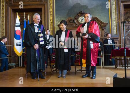 (L-R) il presidente dell'autorità educativa di Parigi Francois Weil, il presidente sudcoreano Park Geun-hye e il presidente dell'Università Pierre et Marie Curie Jean Chambaz durante una cerimonia di conferimento del dottorato Honoris causa al presidente Park, presso l'Università della Sorbona a Parigi, Francia, il 3 giugno 2016. Il Presidente Park è in visita ufficiale di Stato di quattro giorni in Francia. Foto di Jacques Witt/piscina/ABACAPRESS.COM Foto Stock