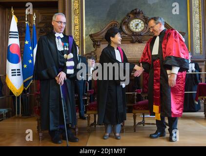 (L-R) il presidente dell'autorità educativa di Parigi Francois Weil, il presidente sudcoreano Park Geun-hye e il presidente dell'Università Pierre et Marie Curie Jean Chambaz durante una cerimonia di conferimento del dottorato Honoris causa al presidente Park, presso l'Università della Sorbona a Parigi, Francia, il 3 giugno 2016. Il Presidente Park è in visita ufficiale di Stato di quattro giorni in Francia. Foto di Jacques Witt/piscina/ABACAPRESS.COM Foto Stock