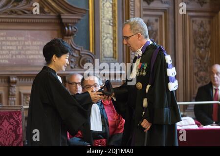 Il presidente sudcoreano Park Geun-hye e il presidente dell'autorità educativa di Parigi Francois Weil durante una cerimonia di conferimento del dottorato Honoris causa al presidente Park, presso l'Università della Sorbona a Parigi, Francia, il 3 giugno 2016. Il Presidente Park è in visita ufficiale di Stato di quattro giorni in Francia. Foto di Jacques Witt/piscina/ABACAPRESS.COM Foto Stock