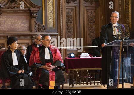 (L-R) il presidente sudcoreano Park Geun-hye, il presidente dell'Università Pierre et Marie Curie Jean Chambaz e il presidente dell'autorità per l'Istruzione di Parigi Francois Weil durante una cerimonia di conferimento del dottorato Honoris causa al presidente Park, presso l'Università della Sorbona a Parigi, Francia, il 3 giugno 2016. Il Presidente Park è in visita ufficiale di Stato di quattro giorni in Francia. Foto di Jacques Witt/piscina/ABACAPRESS.COM Foto Stock