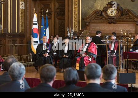 (L-R) il presidente dell'autorità educativa di Parigi Francois Weil, il presidente sudcoreano Park Geun-hye e il presidente dell'Università Pierre et Marie Curie Jean Chambaz durante una cerimonia di conferimento del dottorato Honoris causa al presidente Park, presso l'Università della Sorbona a Parigi, Francia, il 3 giugno 2016. Il Presidente Park è in visita ufficiale di Stato di quattro giorni in Francia. Foto di Jacques Witt/piscina/ABACAPRESS.COM Foto Stock