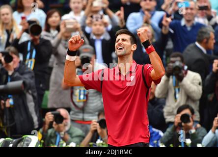 FRANCIA, Parigi : il serbo Novak Djokovic restituisce il pallone ad Andy Murray in Gran Bretagna durante la partita finale dei loro uomini al Roland Garros 2016 French Tennis Open di Parigi il 5 giugno, Photo by Christian Liegi/ABACAPRESS.COM Foto Stock