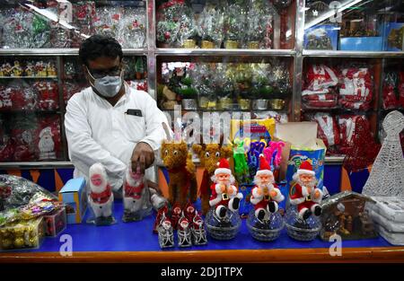 Kolkata, India. 12 dicembre 2020. I proprietari di negozi che espongono Babbo Natale per la prossima celebrazione di Natale in mezzo alla diffusione di Covid-19 a Kolkata. (Foto di Sudipta Das/Pacific Press) Credit: Pacific Press Media Production Corp./Alamy Live News Foto Stock