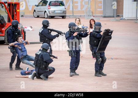 I servizi di sicurezza, le forze militari e i servizi sanitari partecipano a un'esercitazione antiterrorismo per testare la loro risposta ad un attacco di Parigi o Bruxelles, presso la zona dei tifosi Place Bellecour, nell'ambito della preparazione in vista DELL'EURO 2016, a Lione, Francia, il 7 giugno 2016. Foto di Julien Reynaud/APS/ABACAPRESS.COM Foto Stock