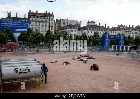 I servizi di sicurezza, le forze militari e i servizi sanitari partecipano a un'esercitazione antiterrorismo per testare la loro risposta ad un attacco di Parigi o Bruxelles, presso la zona dei tifosi Place Bellecour, nell'ambito della preparazione in vista DELL'EURO 2016, a Lione, Francia, il 7 giugno 2016. Foto di Julien Reynaud/APS/ABACAPRESS.COM Foto Stock