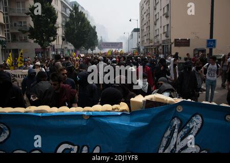 Environ 1200 personnes se sont rassemblées à Rennes pour manifester contre le projet de réforme du code du travail. Partis de la Poterie et de la Place de Bretagne, deux cortèges de manifestants ont opéré une jonction en bas du pont Saint-Hélier avant de se disperder dans le calme Esplanade Charles de Gaulle. Sur le parcours de la manifestation, quelques distributeurs de billets endommagés et environ 9 vitrines de banques, assurances, agences immobilières ont reçu de la peinture. Devant le commissariat quelques lancers de projectiles, fumigènes, pries de paroles a Rennes, France le 9 juin. PH Foto Stock