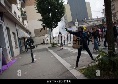 Environ 1200 personnes se sont rassemblées à Rennes pour manifester contre le projet de réforme du code du travail. Partis de la Poterie et de la Place de Bretagne, deux cortèges de manifestants ont opéré une jonction en bas du pont Saint-Hélier avant de se disperder dans le calme Esplanade Charles de Gaulle. Sur le parcours de la manifestation, quelques distributeurs de billets endommagés et environ 9 vitrines de banques, assurances, agences immobilières ont reçu de la peinture. Devant le commissariat quelques lancers de projectiles, fumigènes, pries de paroles a Rennes, France le 9 juin. PH Foto Stock