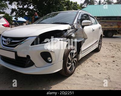 Thrissur, Kerala, India - 12-12-2020: Toyota glanza incontrato con incidente. Paraurti anteriore, parafango, faro danneggiato. Foto Stock