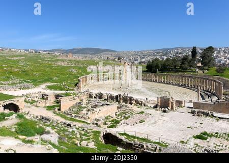 Ovale Plaza con colonne ioniche e Cardo Maximus a Jerash, Giordania in Medio Oriente. Piazza ovale delle antiche rovine della città. Foto Stock