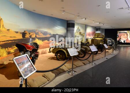 Motociclisti in mostra al Royal Automobile Museum di Amman, Giordania. Veicoli che fanno parte della collezione personale King Hussein bin Ali. Interno del museo. Foto Stock