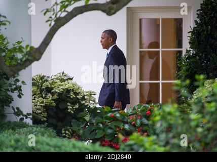 Il presidente degli Stati Uniti Barack Obama esce dall'ufficio ovale mentre parte dalla Casa Bianca per San Jose, California a Washington, DC, USA, 23 giugno 2016. Mentre si trova a San Jose, Obama parteciperà al Global Entrepreneurship Summit con il co-fondatore e CEO di Facebook Mark Zuckerberg. Foto di Molly Ryley/piscina/ABACAPRESS.COM Foto Stock