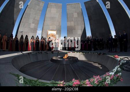 Papa Francesco, Catholicos di tutti gli Armeni Karekin II e il presidente armeno Serzh Sarkisian presenziano ad una cerimonia di commemorazione degli Armeni uccisi dalle forze ottomane durante la prima guerra mondiale al Memoriale del genocidio di Tsitsernakaberd a Yerevan il 25 giugno 2016. Foto di Allpix/ABACAPRESS.COM Foto Stock