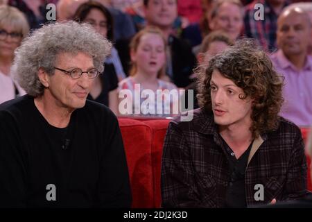 Elie Chouraqui e suo figlio Cesar Chouraqui A The taping of Vivement Dimanche a Parigi, Francia, 12 aprile 2016. Foto di Max Colin/ABACAPRESS.COM Foto Stock