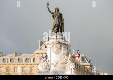 RASSEMBLEMENT NUITS DE LA REPUBLIQUE - 9EME JOUR CONSECUTIF. LE MOUVEMENT NUIT DEBOUT OCCUPE LA PLACE DE LA REPUBLIQUE A PARIS DEPUIS LE 31 MARS DANS LA CONTINUITE D'UNE MANIFESTATION CONTRE LE PROJET DE REFORME DU CODE DU TRAVAIL 'LOI MYRIAM EL KHOMRI'. DES DEBATS SUR L'AFFAIRE PANAMALEAKS APPARAISSENT EGALEMENT. Foto di Nasser Berzane/ABACAPRESS.COM Foto Stock