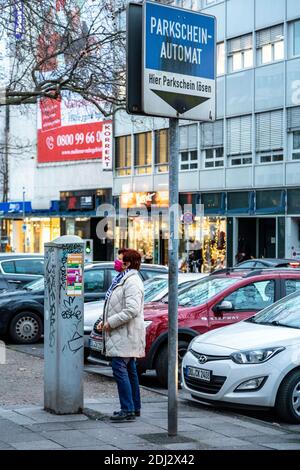 Parcheggio gratuito nei parcheggi pubblici di Duisburg durante il Stagione natalizia nella pandemia corona Foto Stock