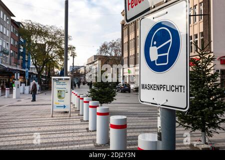 Requisiti di mascheratura nel Konigstraße Duisburg in fase di esecuzione a. Natale durante la pandemia del coronavirus Foto Stock