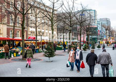 Obbligo di mascheramento nella zona pedonale in vista di Natale durante la pandemia del coronavirus, qui il mercato degli agricoltori nel centro di Duisburg Foto Stock