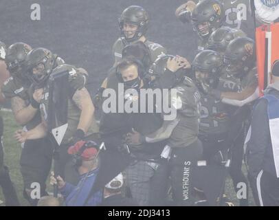 West Point, Stati Uniti. 12 dicembre 2020. Army Black Knights Tyhier Tyler festeggia ai margini dopo aver corso per un touchdown nel quarto trimestre contro i Navy Midshipmen nel 121esimo tradizionale Army-Navy Game al Michie Stadium a West Point. L'esercito ha sconfitto la Marina in condizioni di pioggia leggera e nebbia con un punteggio da 15 a 0. Credit: UPI/Alamy Live News Foto Stock