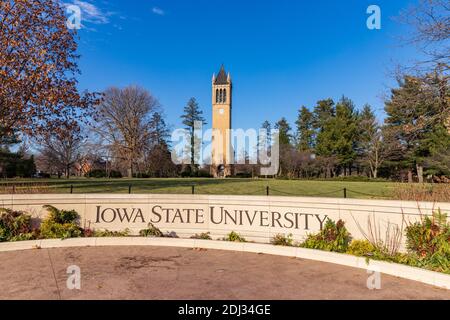 Ames, IA, USA - 4 dicembre 2020: L'Università di Stato dell'Iowa firma di fronte al campanile Foto Stock