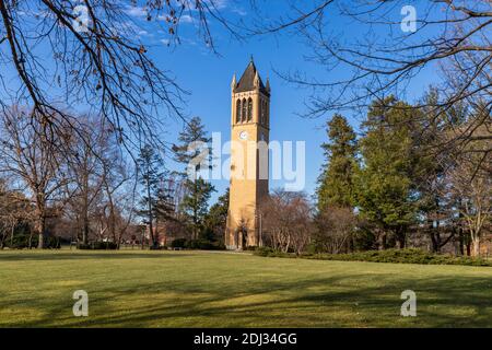 Ames, IA, USA - 4 dicembre 2020: Il Campanile della Iowa state University che ospita il Carillon Memoriale di Edgar W. e Margaret MacDonald Stanton Foto Stock