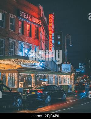 Old Homestead Steakhouse al neon di notte nel quartiere Meatpacking, Manhattan, New York City Foto Stock