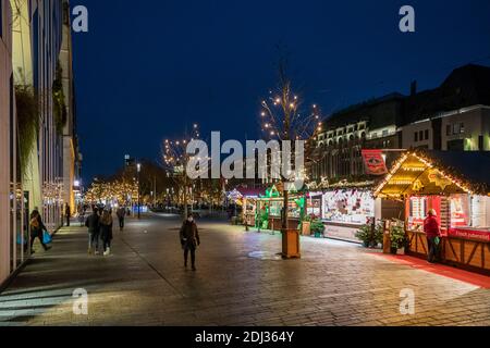 Mercatino di Natale estremamente ridotto a Konigsallee a causa della corona Pandemia a Dusseldorf Foto Stock