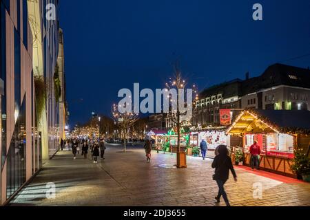 Mercatino di Natale estremamente ridotto a Konigsallee a causa della corona Pandemia a Dusseldorf Foto Stock