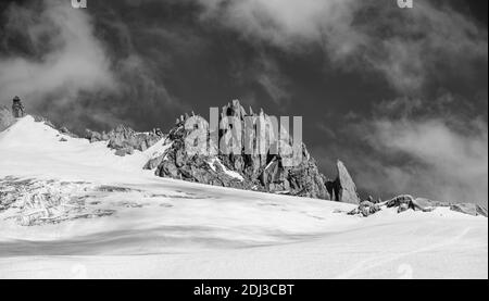 Cime rocciose che si innalzano dalla copertura della neve, Glacier du Tour, ghiacciai e picchi di montagna, alto paesaggio alpino, Chamonix, alta Savoia, Francia Foto Stock