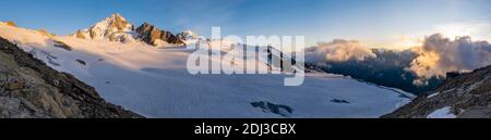 Panorama montano, Glacier du Tour, ghiacciai e vette montane, alto paesaggio alpino, sinistra Alguille de Chardonnet, destra Rifugio Albert 1er Foto Stock