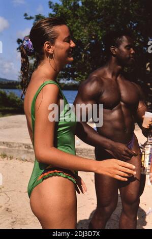 Novanta Trinidad e Tobago - Pigeon Point Beach, gente del posto rilassata si mescolano con i visitatori internazionali sulla spiaggia migliore dell'isola ca. 1992 Foto Stock