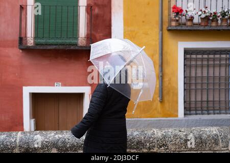 Cuenca, Spagna. 11 Dicembre 2020. Una passeggiata turistica sulla strada a Cuenca, Spagna, 11 dicembre 2020. Cuenca, patrimonio dell'umanità, è rinomata per i suoi numerosi edifici storici. Credit: Meng Dingbo/Xinhua/Alamy Live News Foto Stock