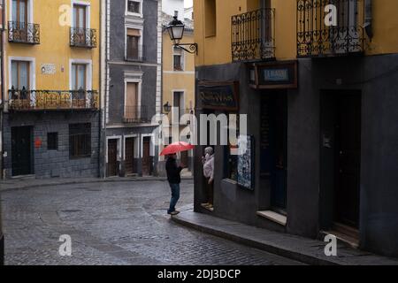 Cuenca, Spagna. 11 Dicembre 2020. La gente chiacchiera per strada a Cuenca, Spagna, 11 dicembre 2020. Cuenca, patrimonio dell'umanità, è rinomata per i suoi numerosi edifici storici. Credit: Meng Dingbo/Xinhua/Alamy Live News Foto Stock