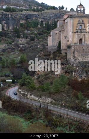 Cuenca. 11 Dicembre 2020. Photo taken on 11 dic 2020 mostra lo scenario di Cuenca, Spagna. Cuenca, patrimonio dell'umanità, è rinomata per i suoi numerosi edifici storici. Credit: Meng Dingbo/Xinhua/Alamy Live News Foto Stock